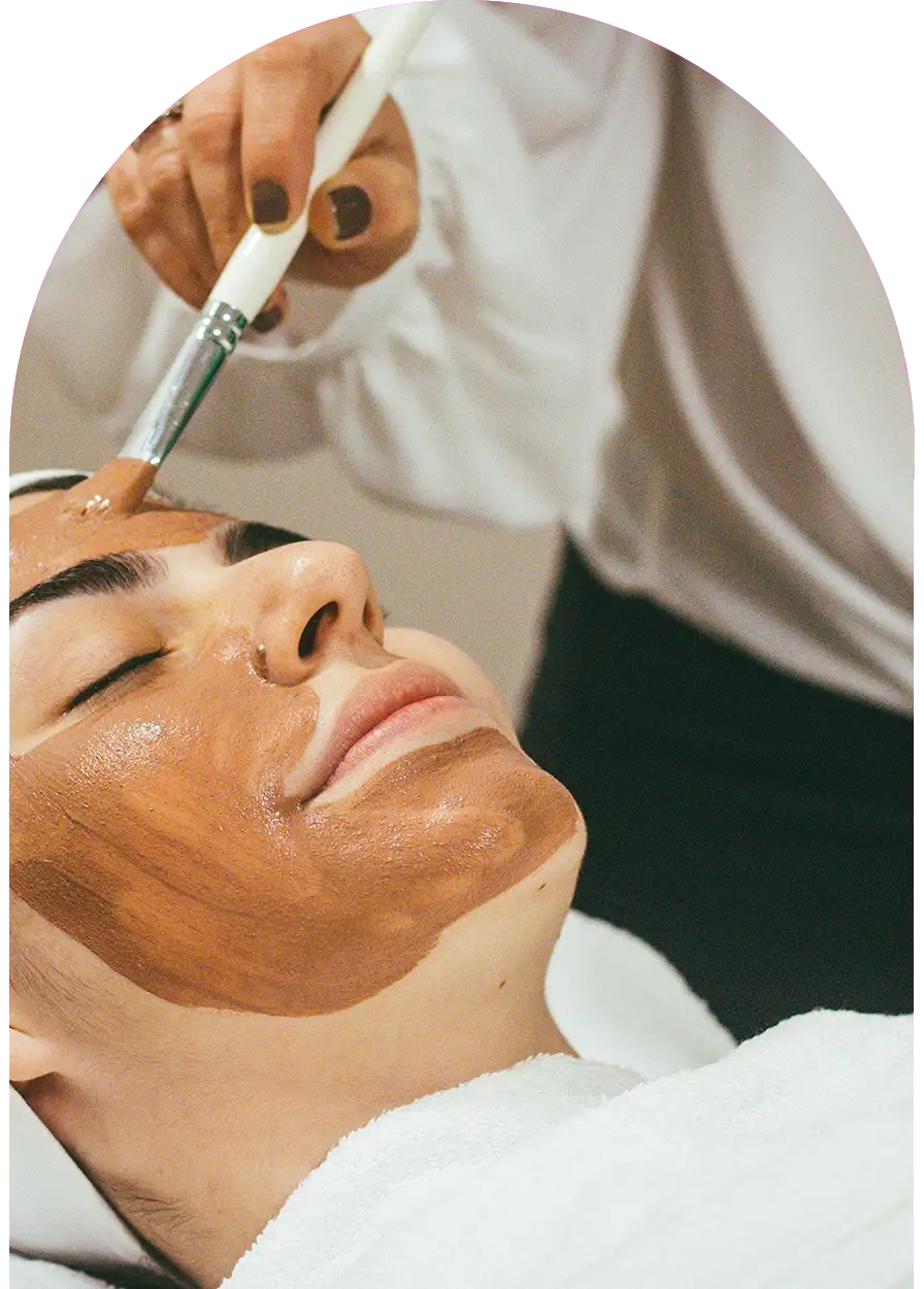 Applying a relaxing mask in a traditional spa